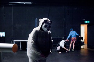THE PANCAKE PROBLEM - une pièce chorégraphique de Louise Hanmer. Avec Elodie Aubonney, Valentine Paley, Aurélien Patouillard, Marius Schaffter. Théâtre du Galpon, Genève, le 18 février 2016. © Dorothée Thébert Filliger